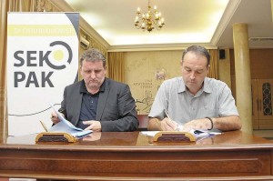 potpisivanje ugovora Sekopaka i javno komunalnog preduzeća ’’Čistoća’’
