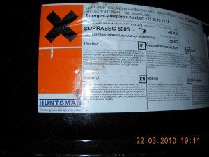 Naziv hemikalije sa etikete je Diphenylmethane-4,4-diisocyanate, obeleženo oznakom ''H''