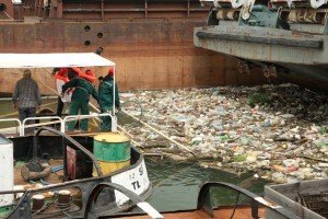 Čišćenje reke od otpadaka Čišćenje reke od otpadaka