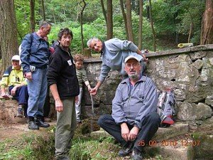 Odmor kraj česme ispod Vrhova Odmor kraj česme ispod Vrhova