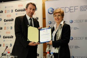 Bojan Kovačić i Jovanka Arsić-Karišić Aktivna primena energetske efikasnosti je od vitalnog značaja za ekonomsku i energetsku stabilnost države i društva i da ujedno obeleži UN godinu “Održiva energija za sve – istakla je Jovanka Arsić-Karišić, predsednik UO CEDEF.