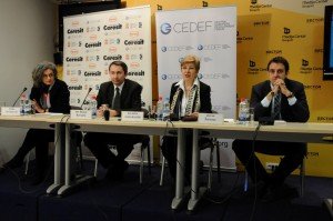 OBELEŽEN SVETSKI DAN ENERGETSKE EFIKASNOSTI Zgrade u Srbiji imaju lošu ili nikakvu izolaciju, kao i neefikasno grejanje, pokazuju poslednja istraživanja i studije. Najviše energije se troši na zagrevanje prostorija i tom prilikom mnogo energije se gubi preko zidova, krovova, kroz zemlju, kroz prozore i vrata.