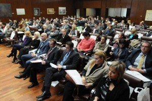 CEDEF-Održivi transport - jedini put u budućnost Železnica je 5 puta energetski efikasnija od avio saobraćaja i ujedno emituje 4 puta manje CO2 u odnosu na avionski i 7 puta manje u odnosu na drumski prevoz po putniku