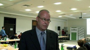 Rolf Van Aj, međunarodni ekspert za ljudska prava, vladavinu prava, građansko društvo i lokalnu vlast. Mi ovde govorimo o odnosu civilnog društva i lokalne vlasti koji je od suštinske važnosti zbog toga što nijedna zemlja ne može da se vodi bez aktivnog učešća građana