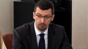 Srđan Majstorović, zamenik direktora Kancelarije za evropske integracije Vlade Republike Srbije Evropska unija sa svoje strane nudi dvosmernu pomoć, sa jedne strane set već postojećih pravila, a sa druge nudi finansijsku pomoć