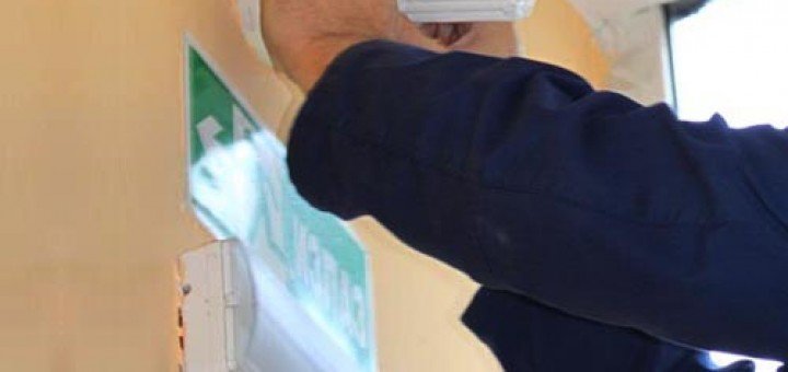 korisnici Doma učenika Srednje PTT škole organizovali su zajedničku volontersku akciju zamene sijalica