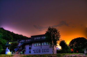 Prva međunarodna škola posvećena kosmologiji i najnovijim istraživanjima razvoja svemira održana je u Istraživačkoj stanici Petnica od 4. do 11. avgusta 2013. godine.