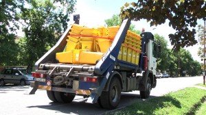 kamion sa žutim kontejnerima za ambalažni otpad kamion sa žutim kontejnerima