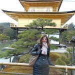 Ana ispred tradicionalne pagode