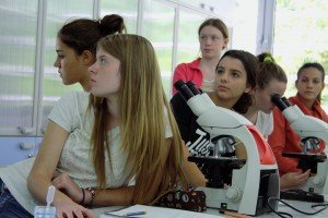 osnovci u laboratoriji Petnice