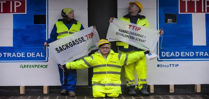 Aktivisti blokiraju tajne TTIP razgovore u Briselu