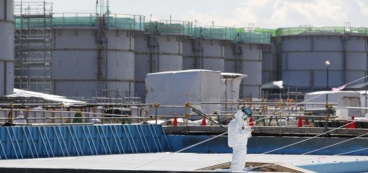 Fukušima: radnici u zaštitnim odelima