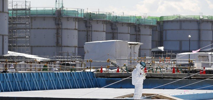 Fukušima: radnici u zaštitnim odelima