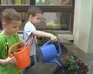 Andrej i Sergej zalivaju cveće